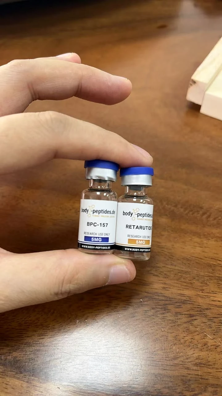 Zwei BODY-PEPTIDES-Fläschchen in einer eingesandten Kundenaufnahme