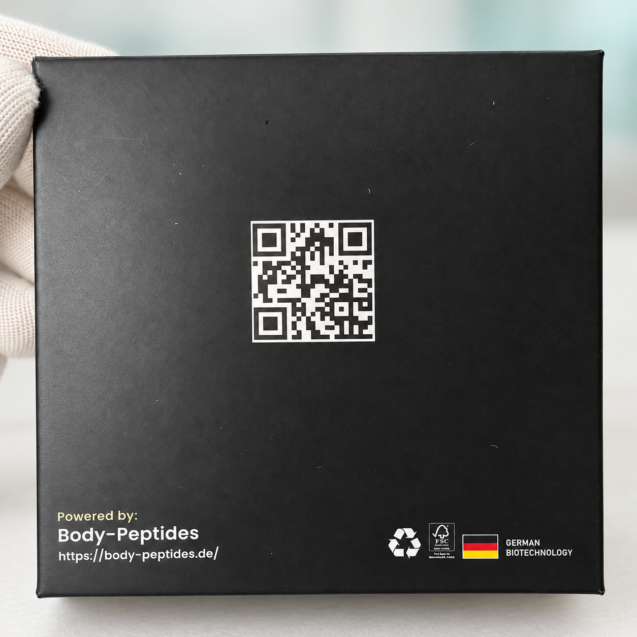 Rückseite der schwarzen BODY-PEPTIDES-Box mit QR-Code