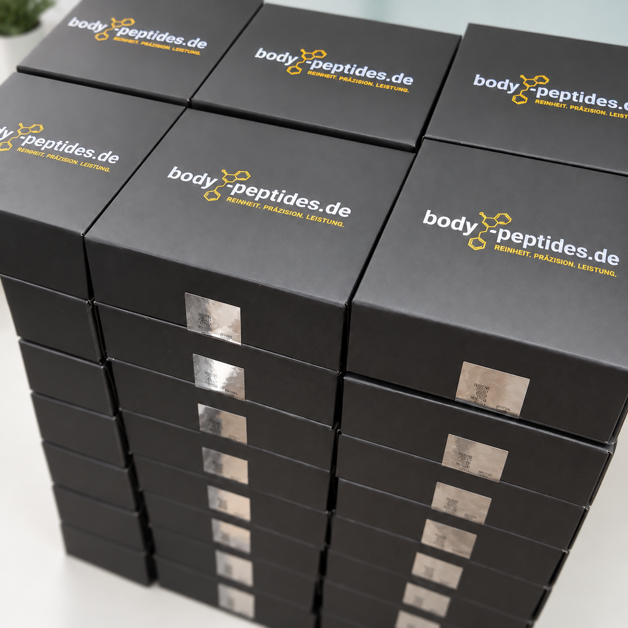 Gestapelte schwarze BODY-PEPTIDES-Boxen